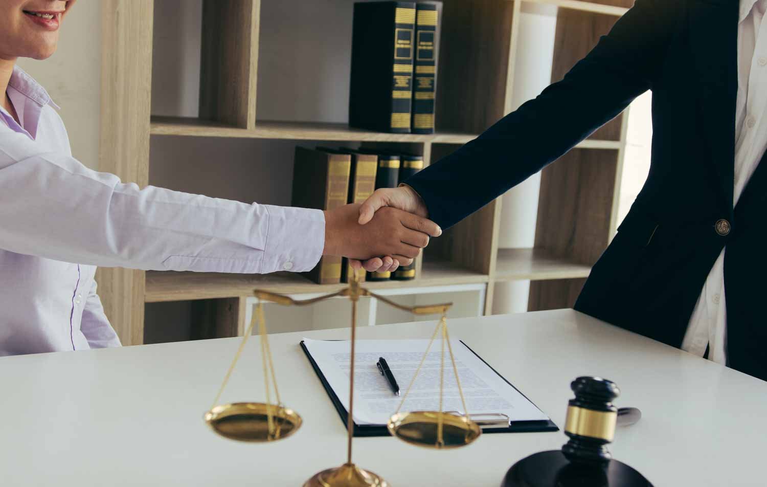 Equipo de Profesionales Law atendiendo clientes